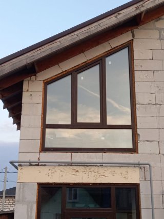Окно нестандартной формы для загородного дома