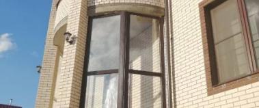 Остекление коттеджа окнами с профилем из ПВХ