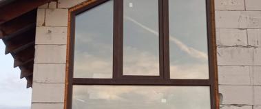 Пластиковое окно с ламинацией под дерево